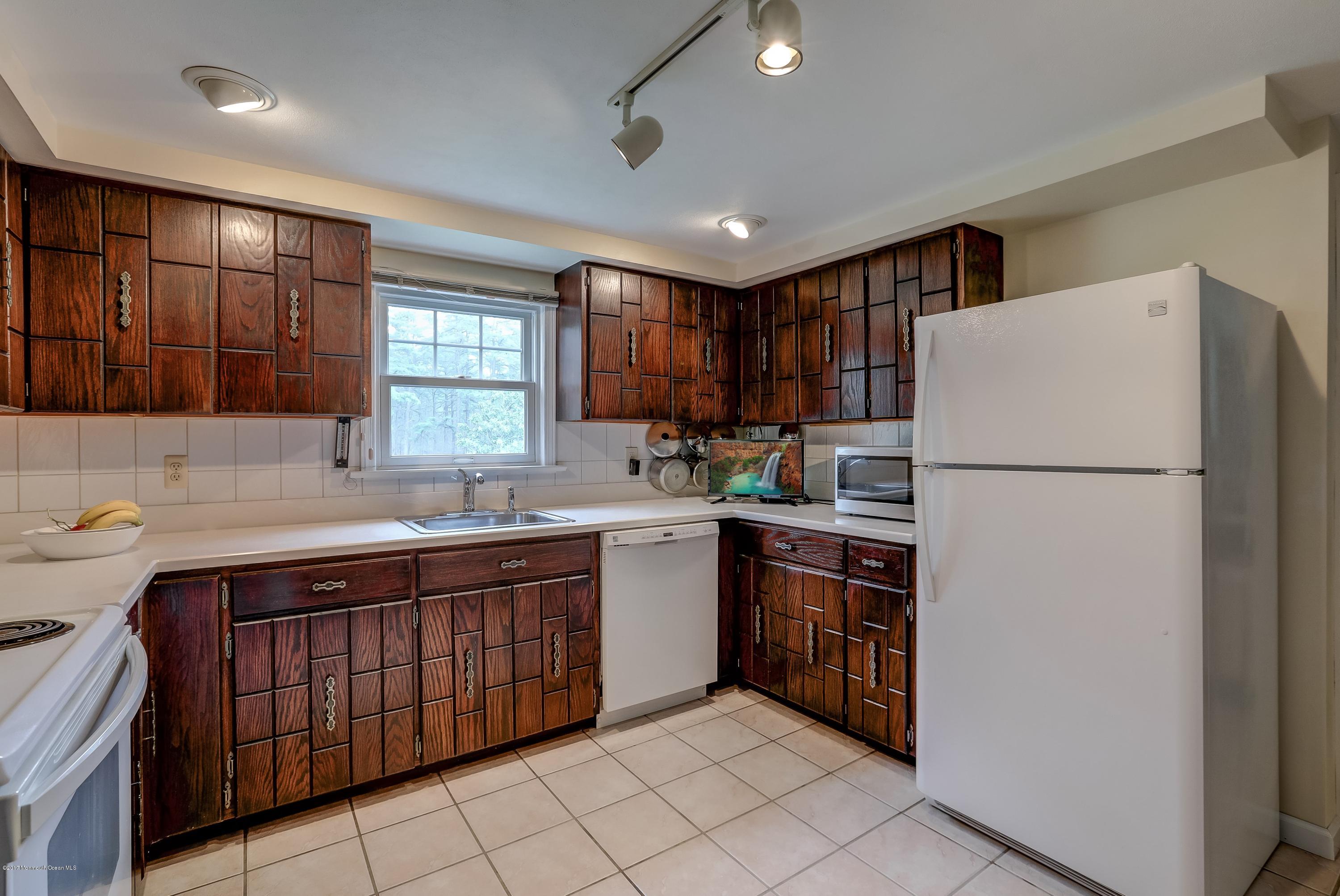 141 Pasadena Road Manchester Township, NJ 08759 - Photo 8 of 28 008_Kitchen