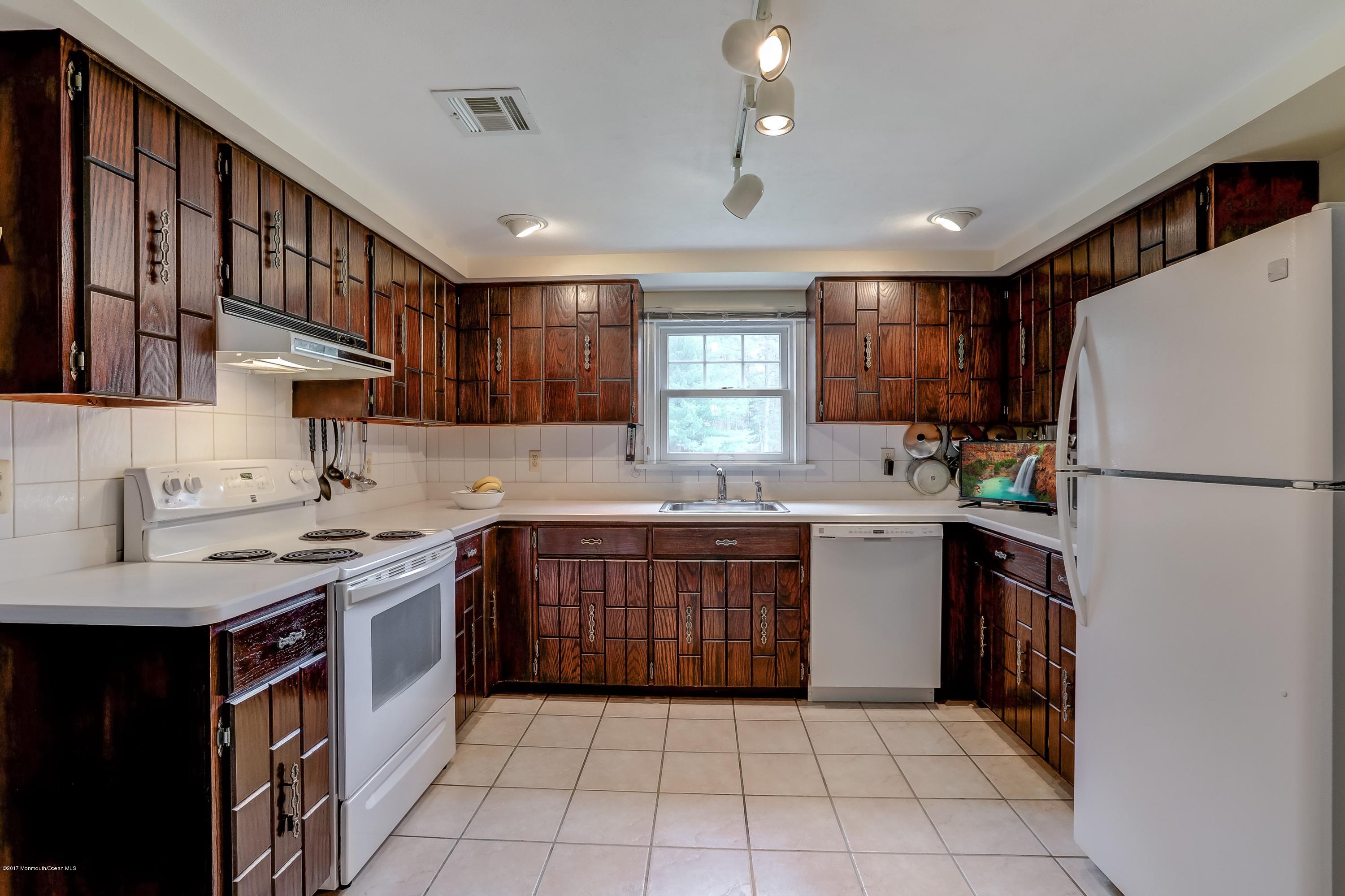 141 Pasadena Road Manchester Township, NJ 08759 - Photo 9 of 28 009_Kitchen