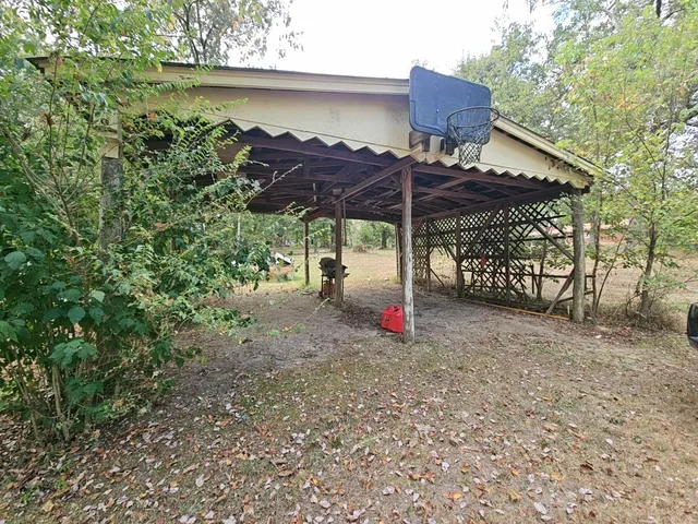 a view of a yard in front of house