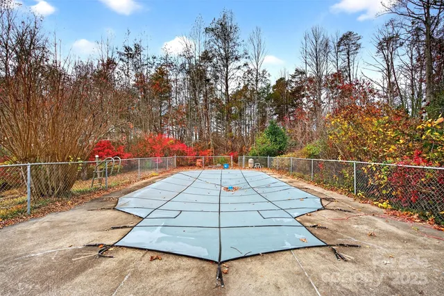 a view of yard with tree