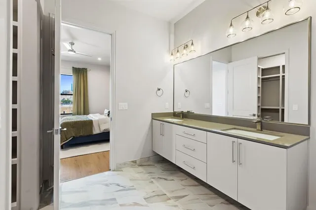 a en suite bathroom with double sink and a large mirror