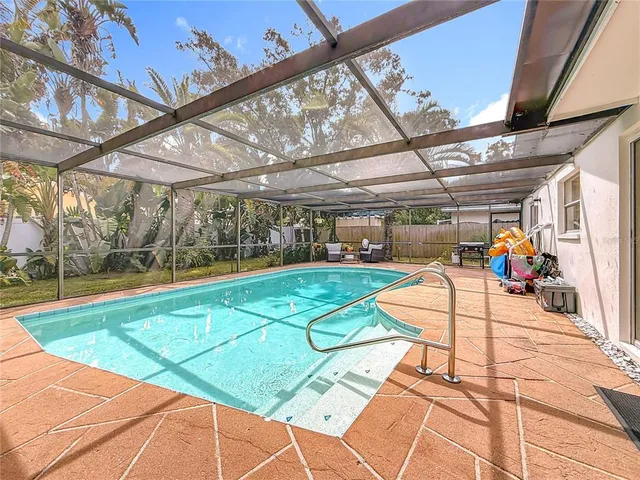 a view of a backyard