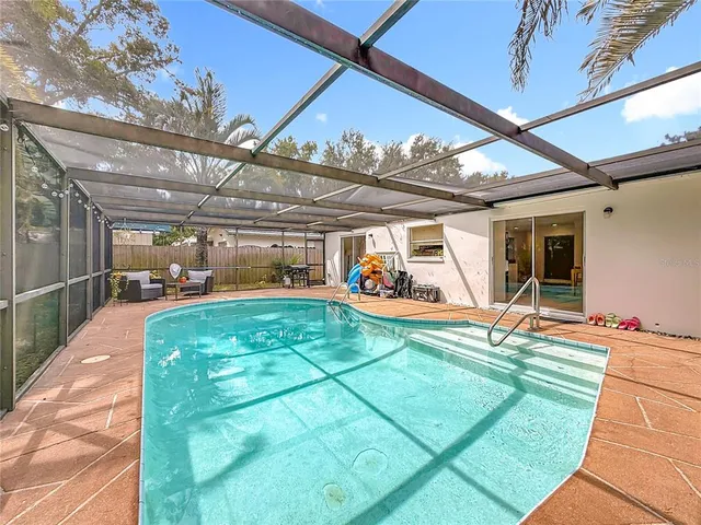 a view of a backyard