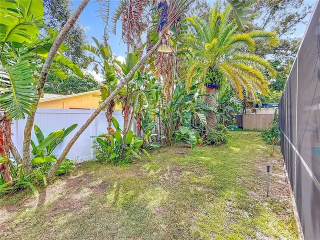 a view of yard with green space