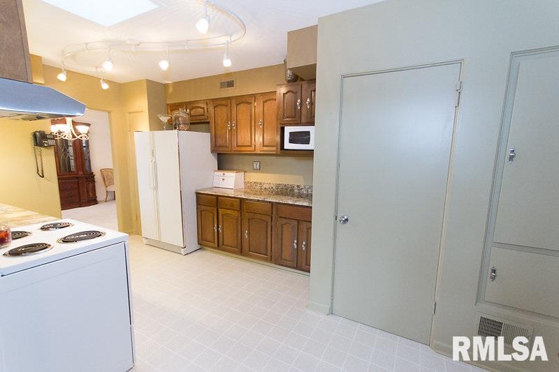 5199 North Prospect Road Peoria Heights, IL 61616 - Photo 8 of 36 Gallery Image 8