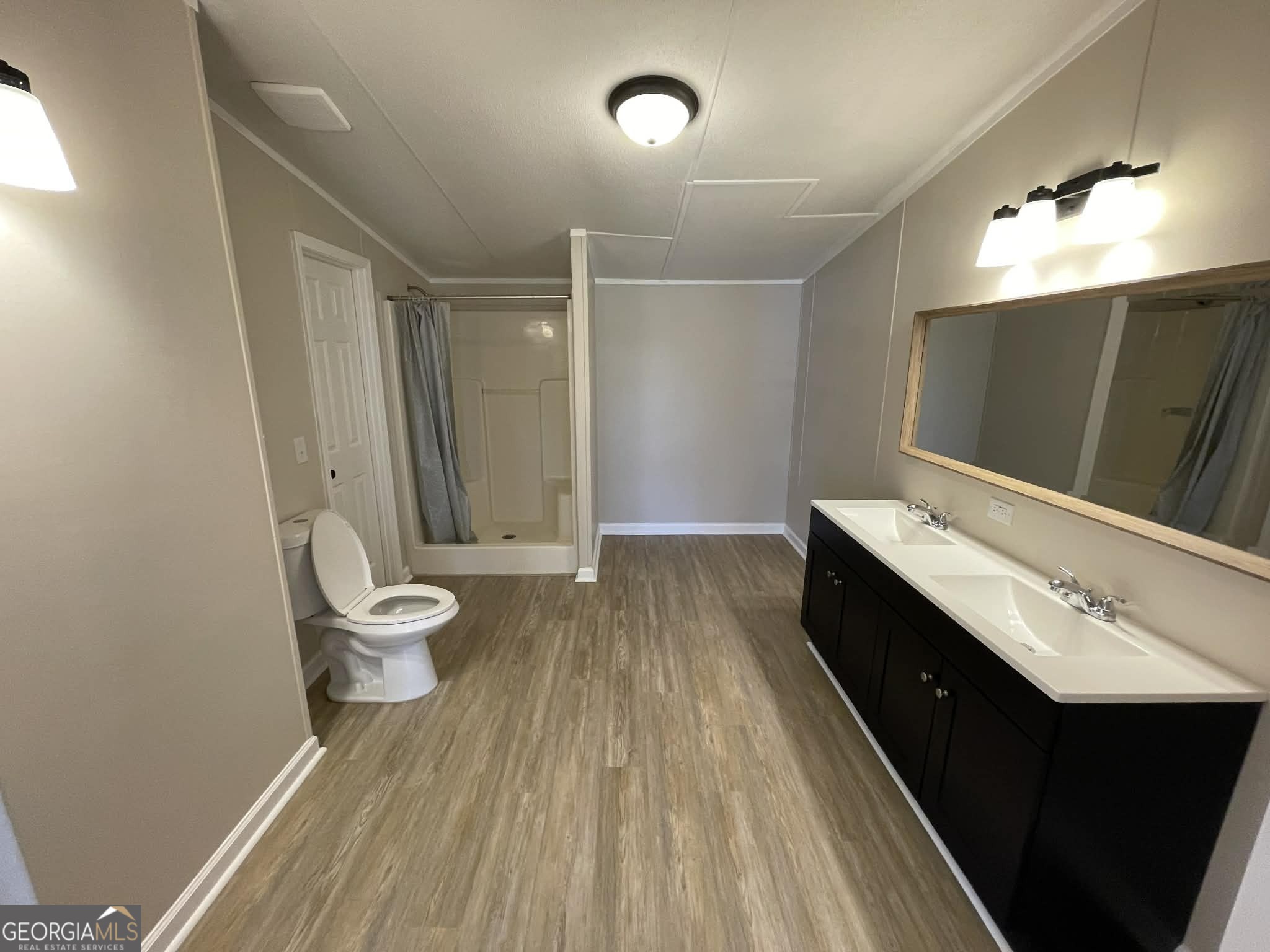 105 Senimor Court Perry, GA 31069 - Photo 26 of 27 a bathroom with a sink and a mirror