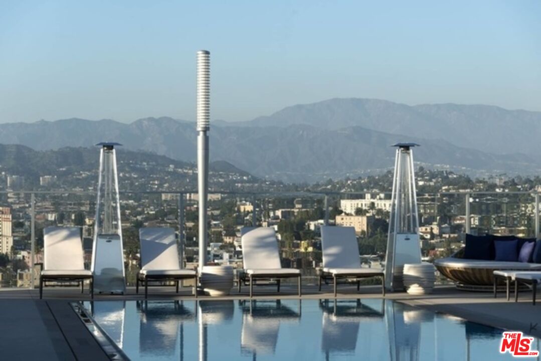 3033 Wilshire Boulevard, Unit 802 Los Angeles, CA 90020 - Photo 18 of 31 a view of a city