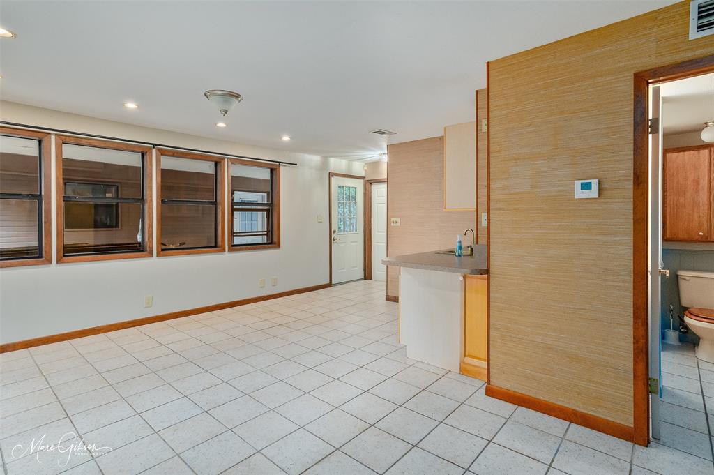 400 Southfield Road Shreveport, LA 71106 - Photo 23 of 30 a view of an empty room with window