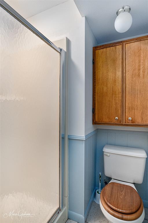 400 Southfield Road Shreveport, LA 71106 - Photo 25 of 30 a toilet sitting next to a window