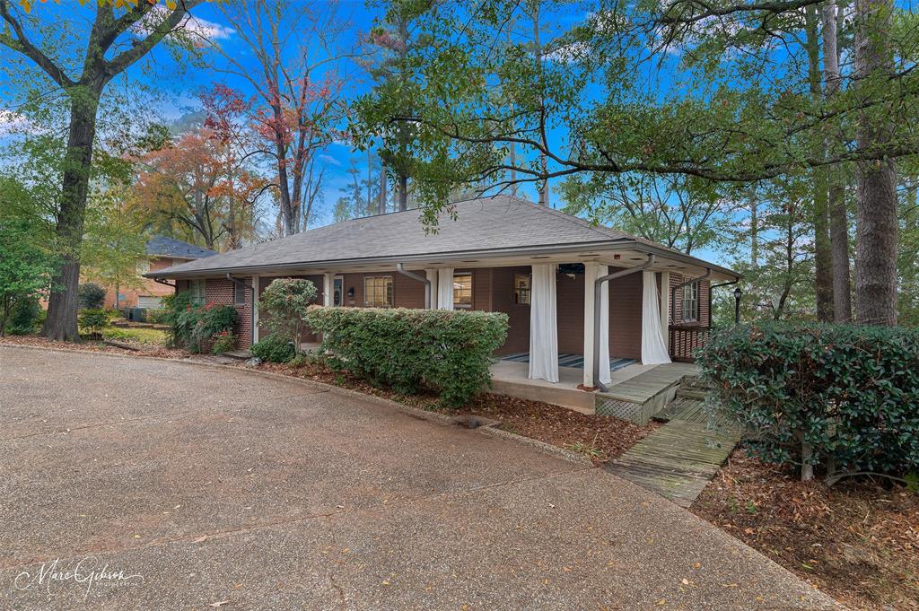 400 Southfield Road Shreveport, LA 71106 - Photo 3 of 30 a front view of a house with a garden