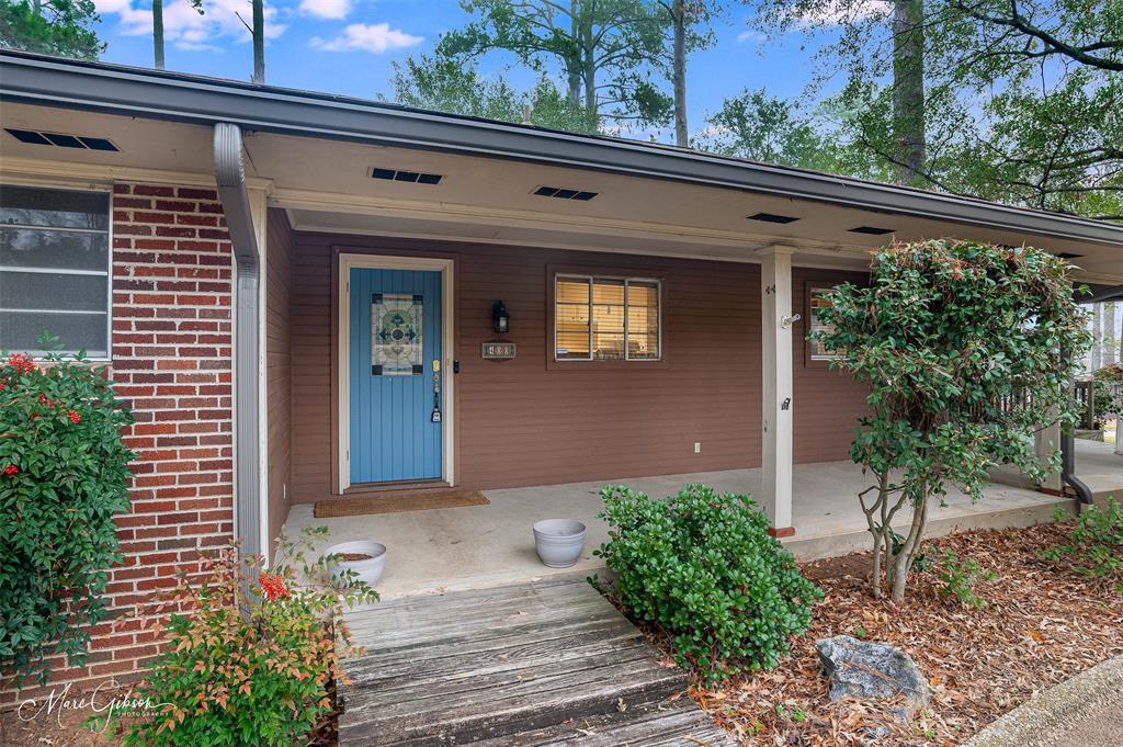 400 Southfield Road Shreveport, LA 71106 - Photo 4 of 30 a front view of a house with a yard