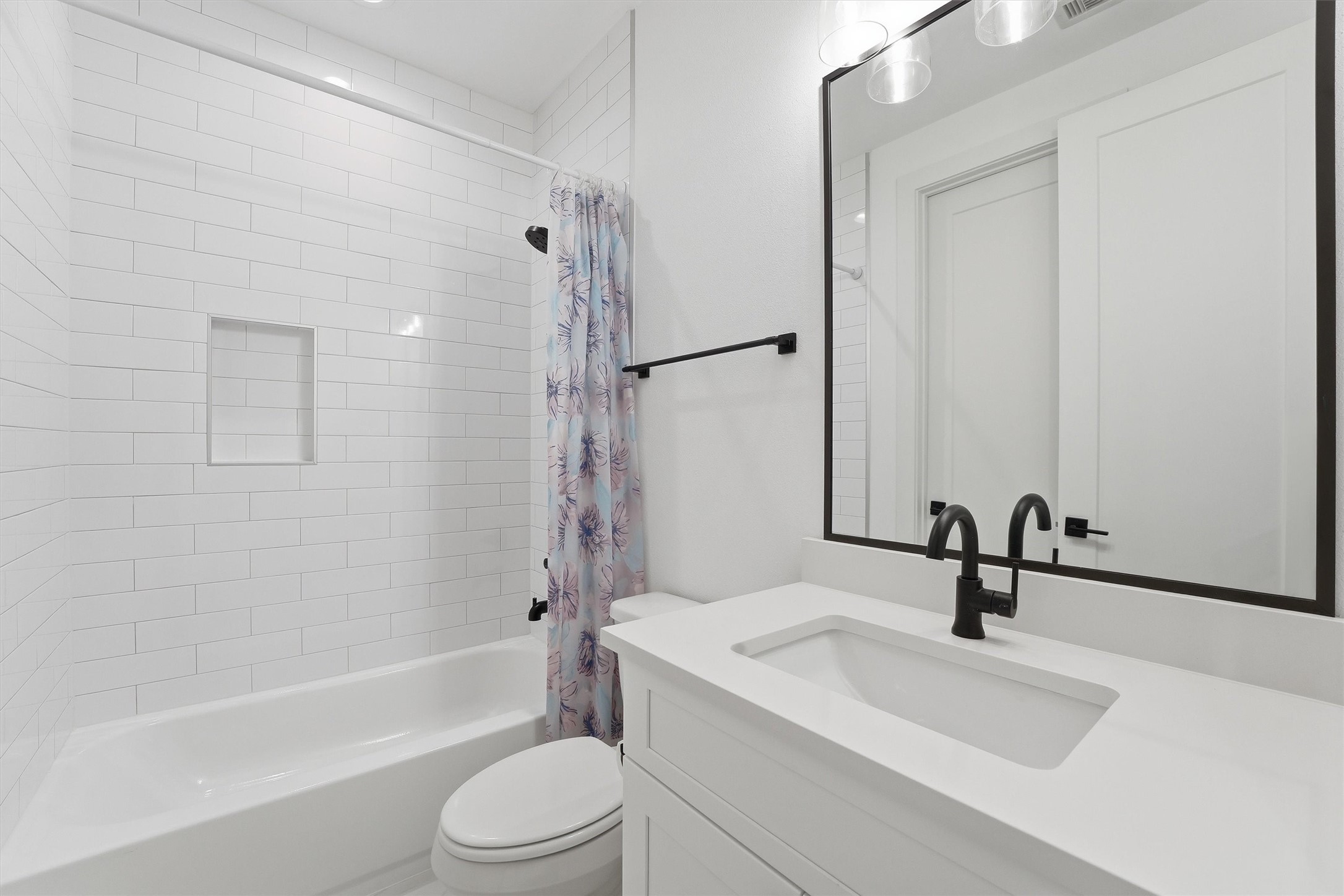 5004 Darling Street Houston, TX 77007 - Photo 22 of 41 Stylish second full bathroom featuring modern fixtures and elegant design.