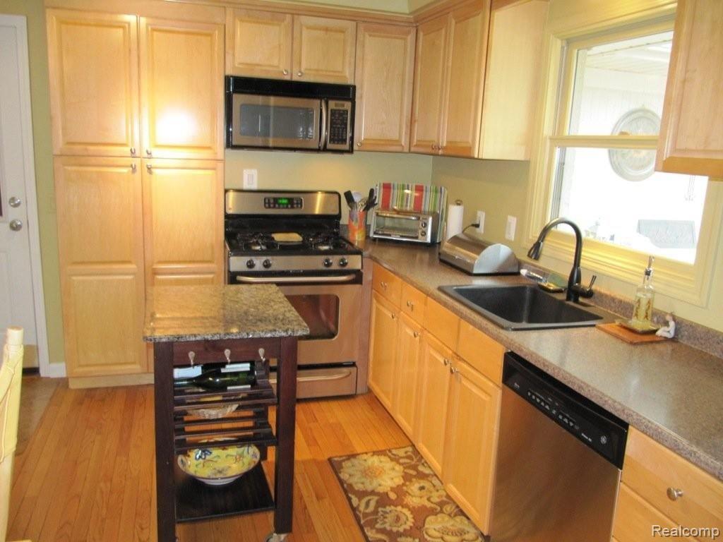 469 Willow Tree Lane Rochester, MI 48306 - Photo 8 of 25 Updated Kitchen