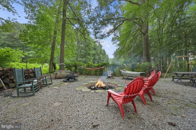 a view of a wooden bench sitting in backyard