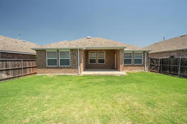 a view of a house with yard and porch