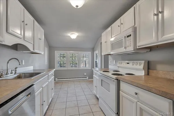 $2,850 | 1002 Holly Stream Court, Unit 2, Brewster, NY 10509