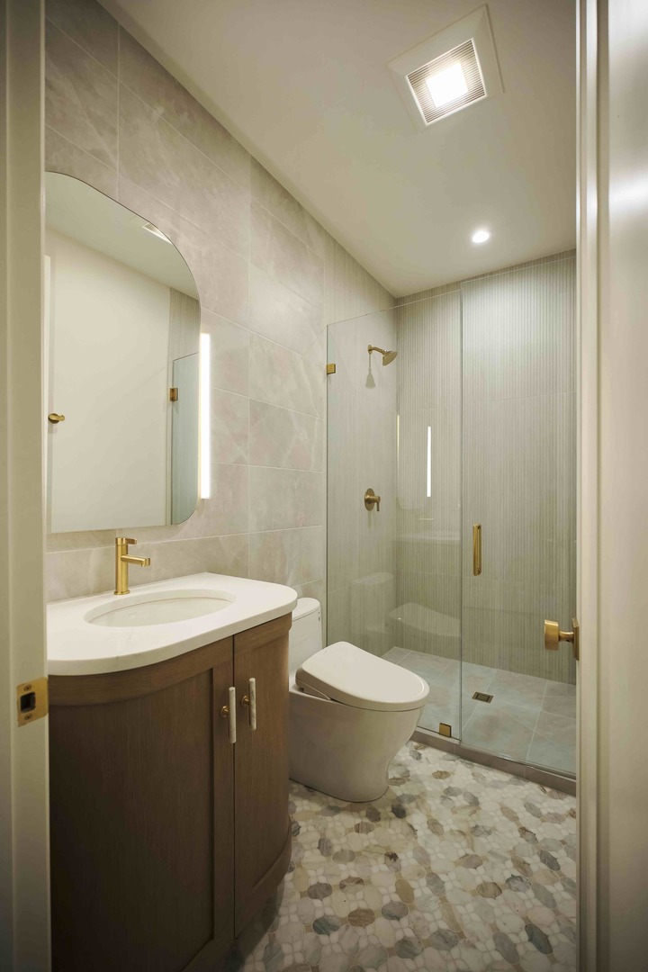 643 Abbotsford Road Kenilworth, IL 60043 - Photo 14 of 31 a bathroom with a sink toilet a mirror and shower