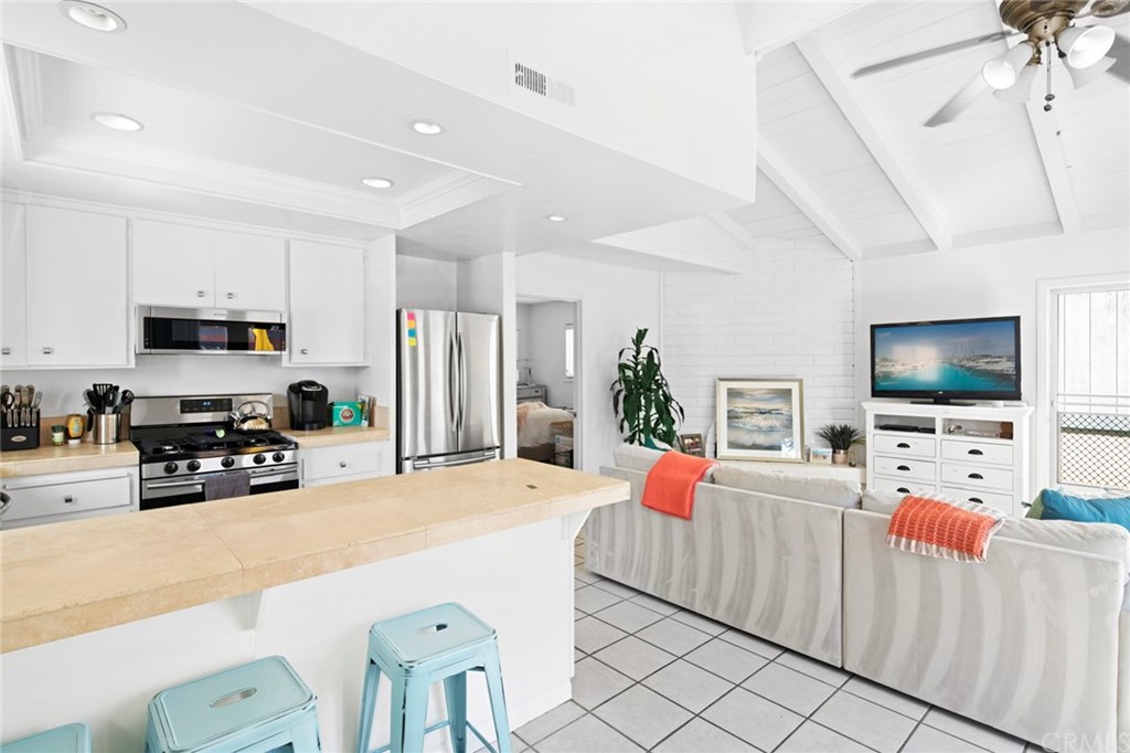 203 Cedar Street Newport Beach, CA 92663 - Photo 2 of 32