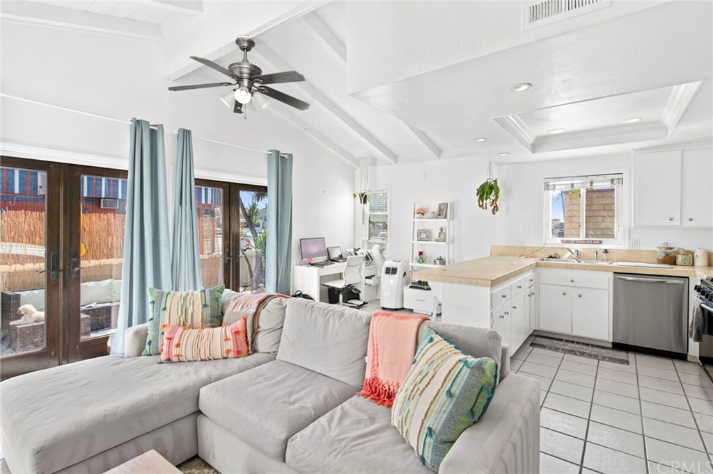 203 Cedar Street Newport Beach, CA 92663 - Photo 4 of 32