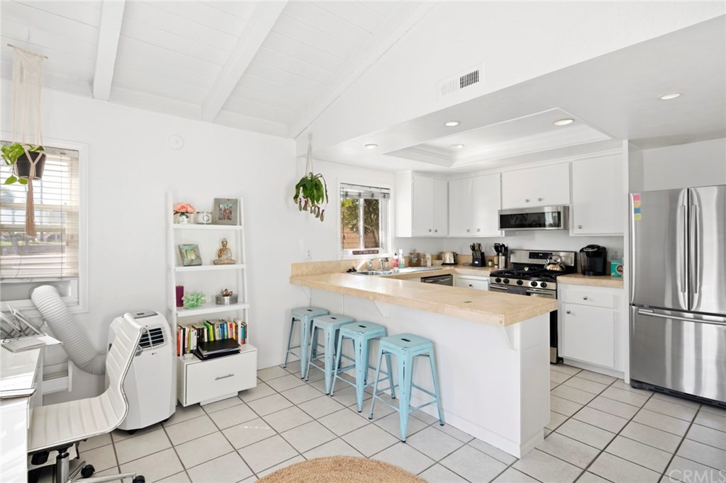 203 Cedar Street Newport Beach, CA 92663 - Photo 6 of 32