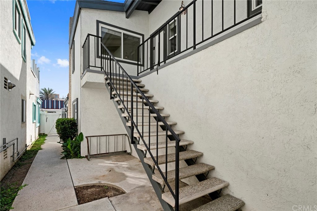 203 Cedar Street Newport Beach, CA 92663 - Photo 9 of 32