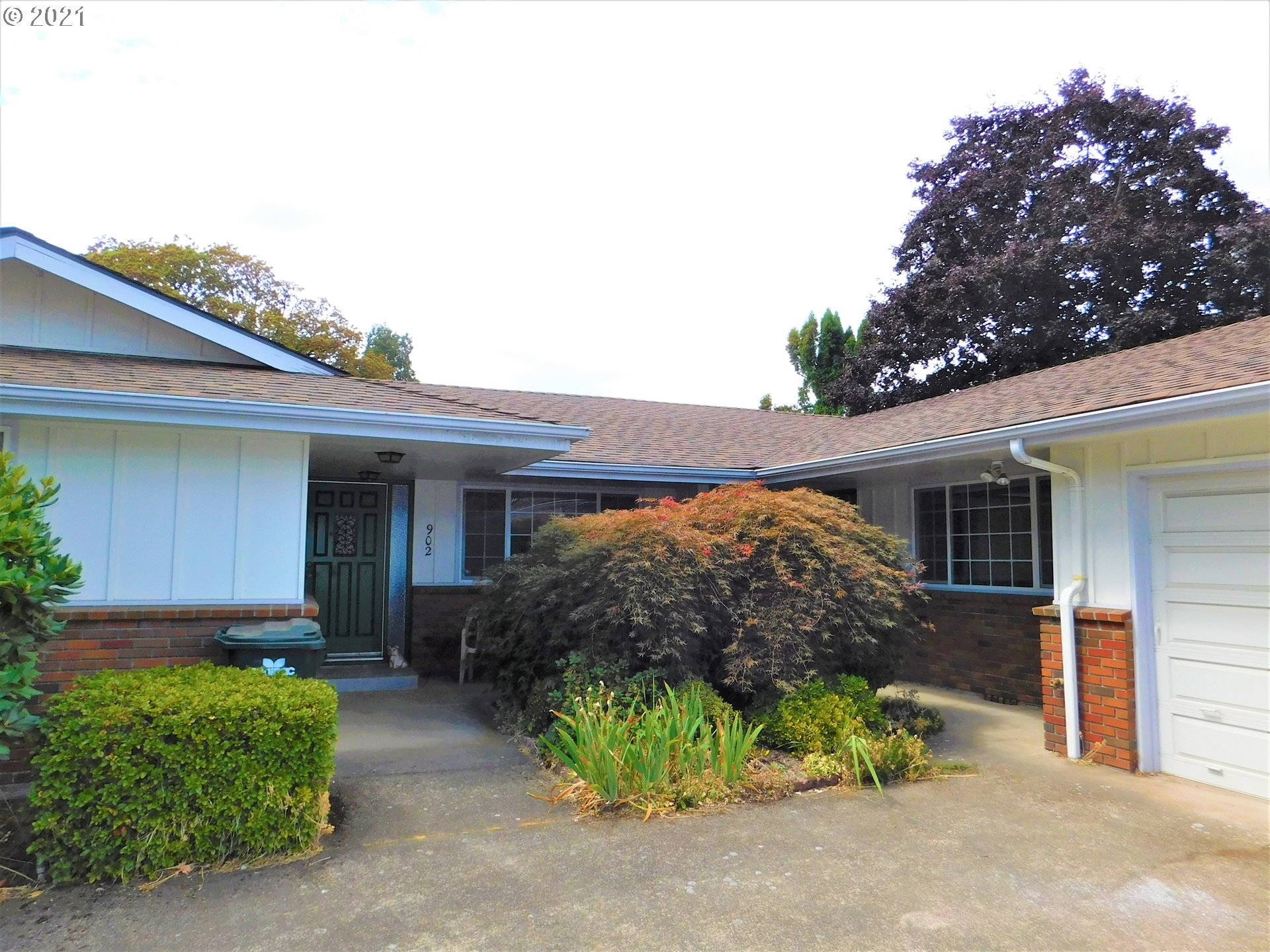 904 65th Street Springfield, OR 97478 - Photo 14 of 30 a house view with a garden space