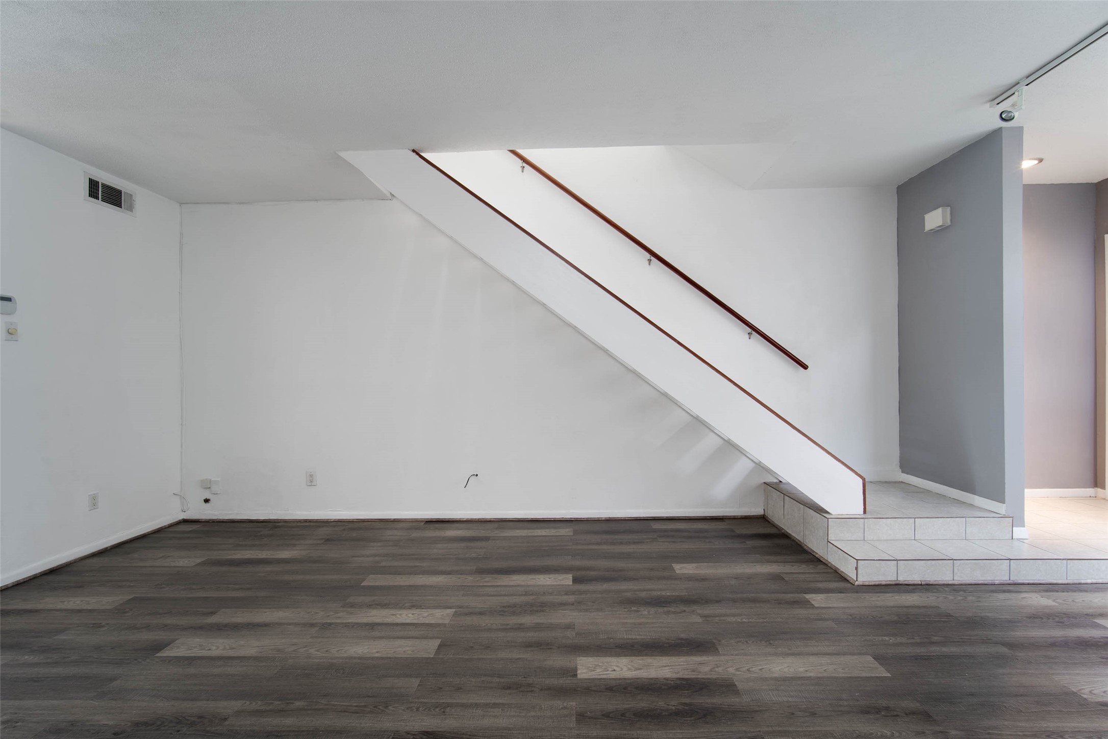 6311 Riverview Way Houston, TX 77057 - Photo 13 of 35 a view of entryway and hall with wooden floor