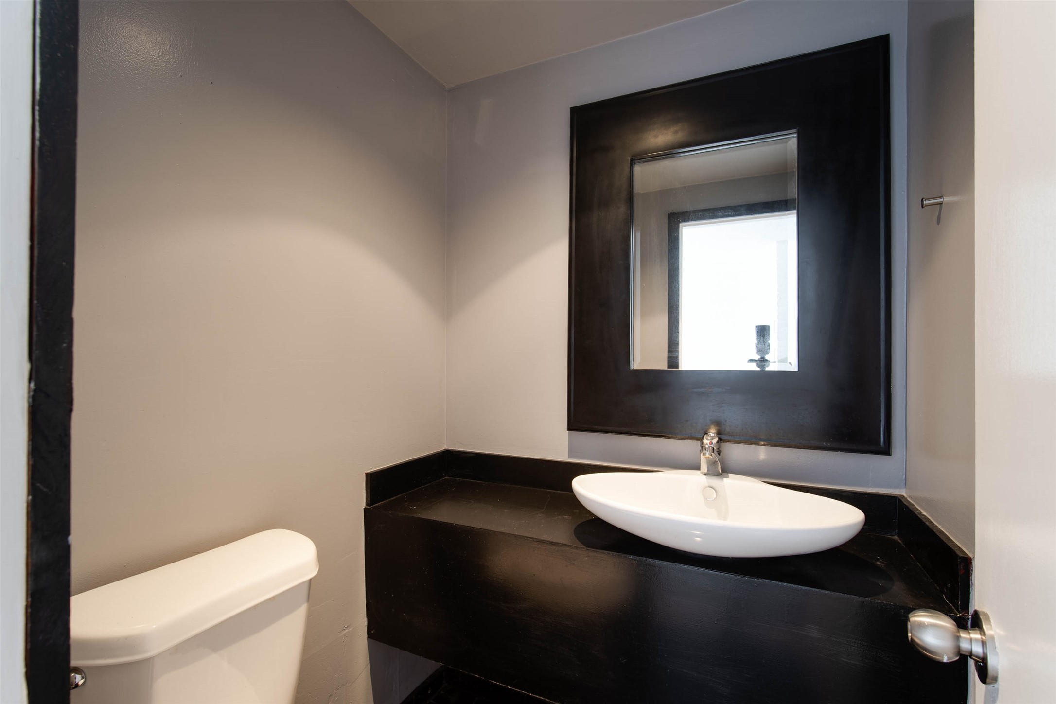 6311 Riverview Way Houston, TX 77057 - Photo 15 of 35 a bathroom with a toilet sink and mirror