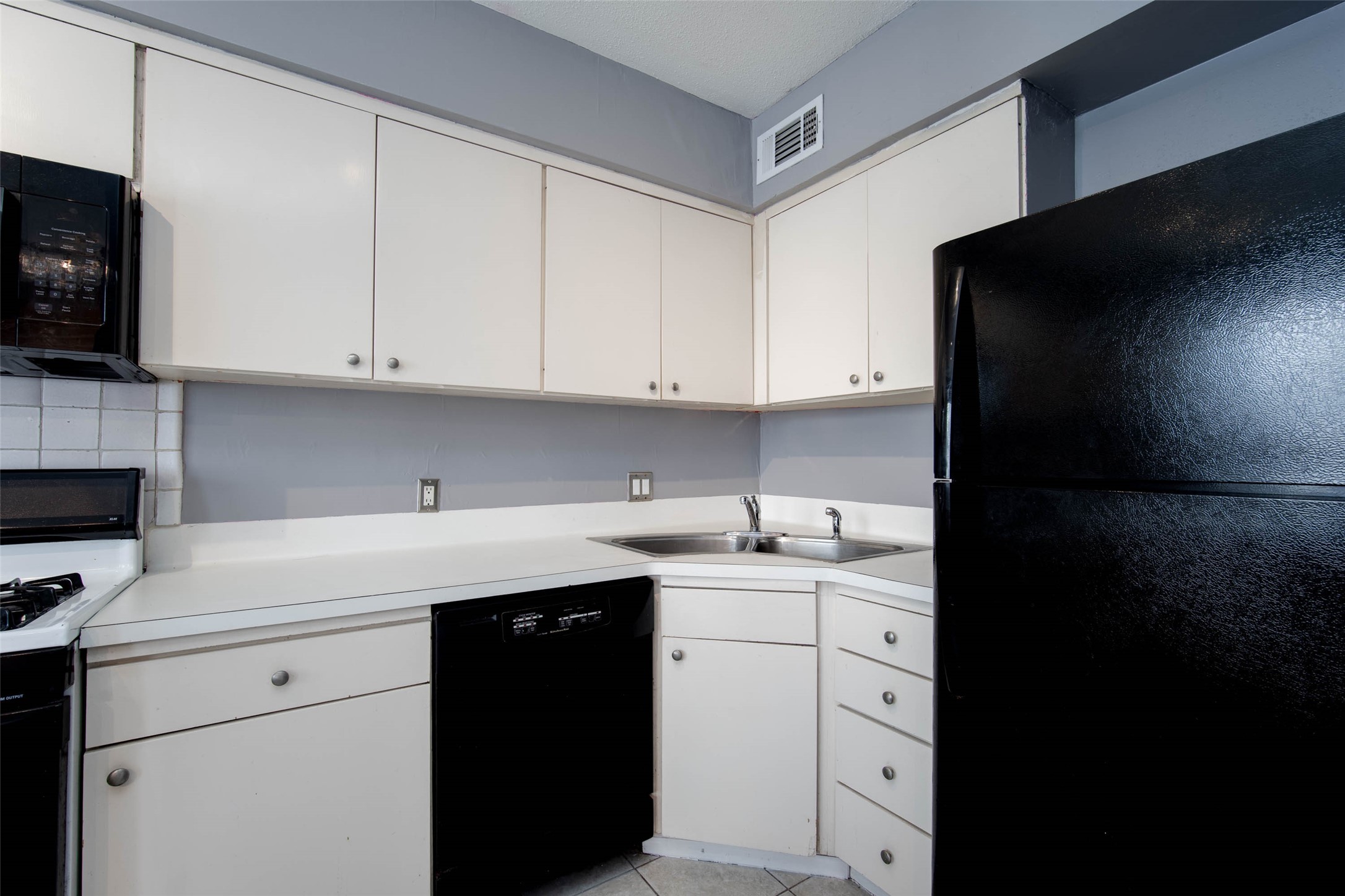 6311 Riverview Way Houston, TX 77057 - Photo 18 of 35 a kitchen with a sink dishwasher and cabinets