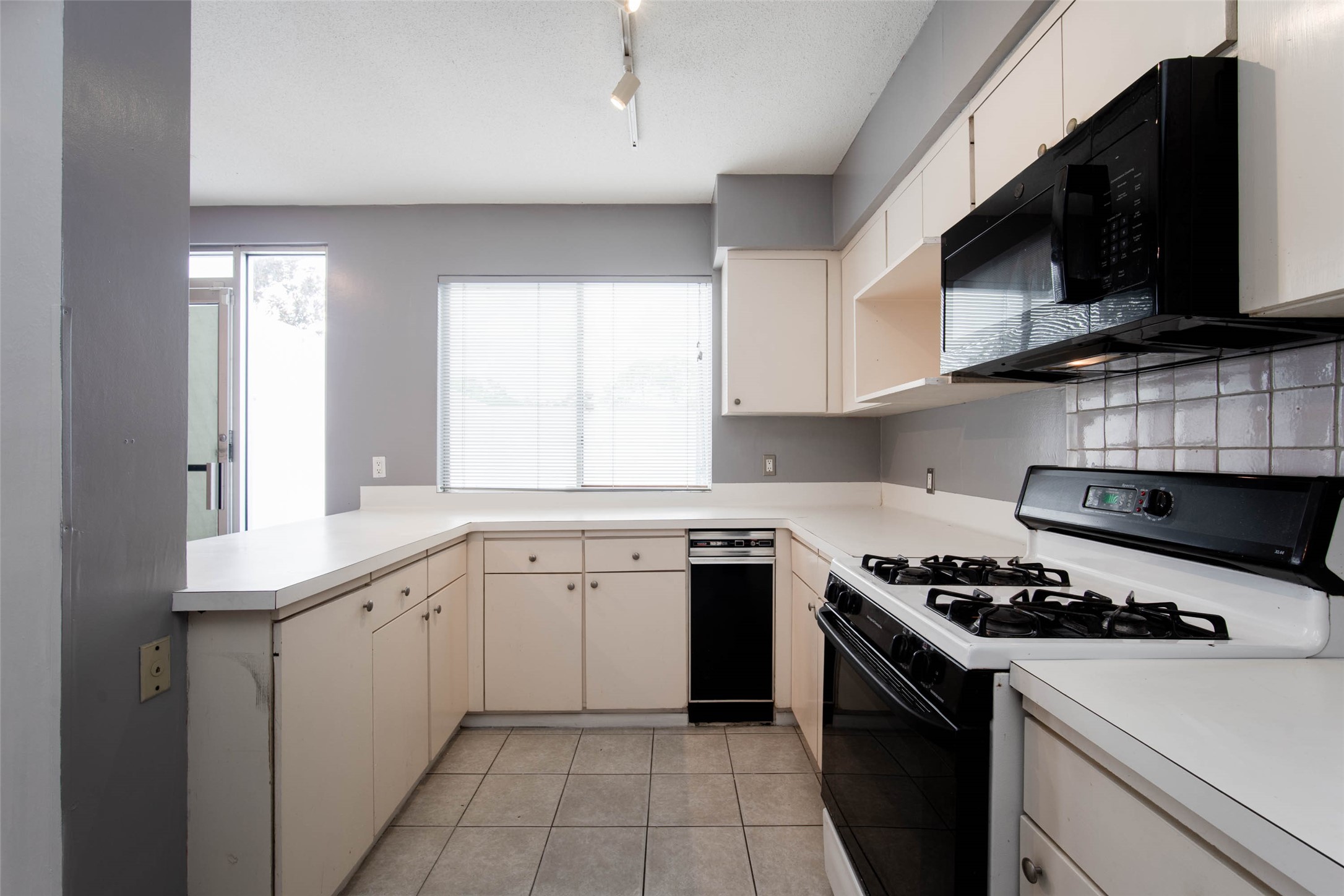 6311 Riverview Way Houston, TX 77057 - Photo 21 of 35 a kitchen with stainless steel appliances a sink dishwasher stove top oven and cabinets