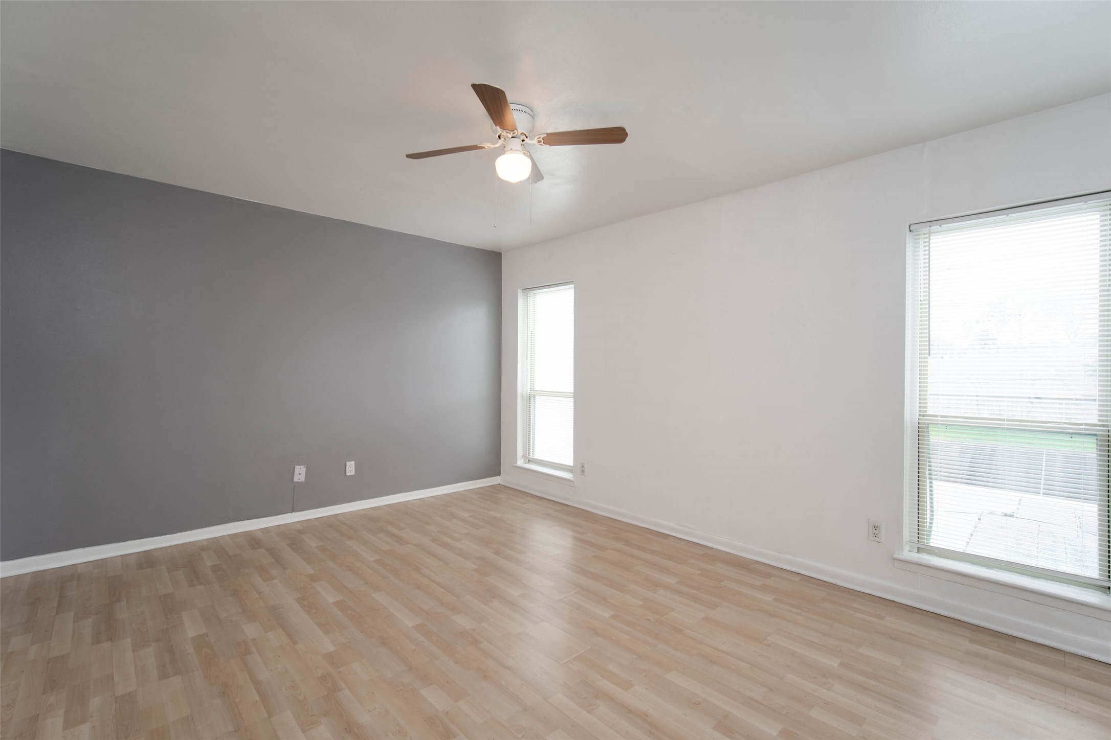 6311 Riverview Way Houston, TX 77057 - Photo 27 of 35 wooden floor in an empty room with a window