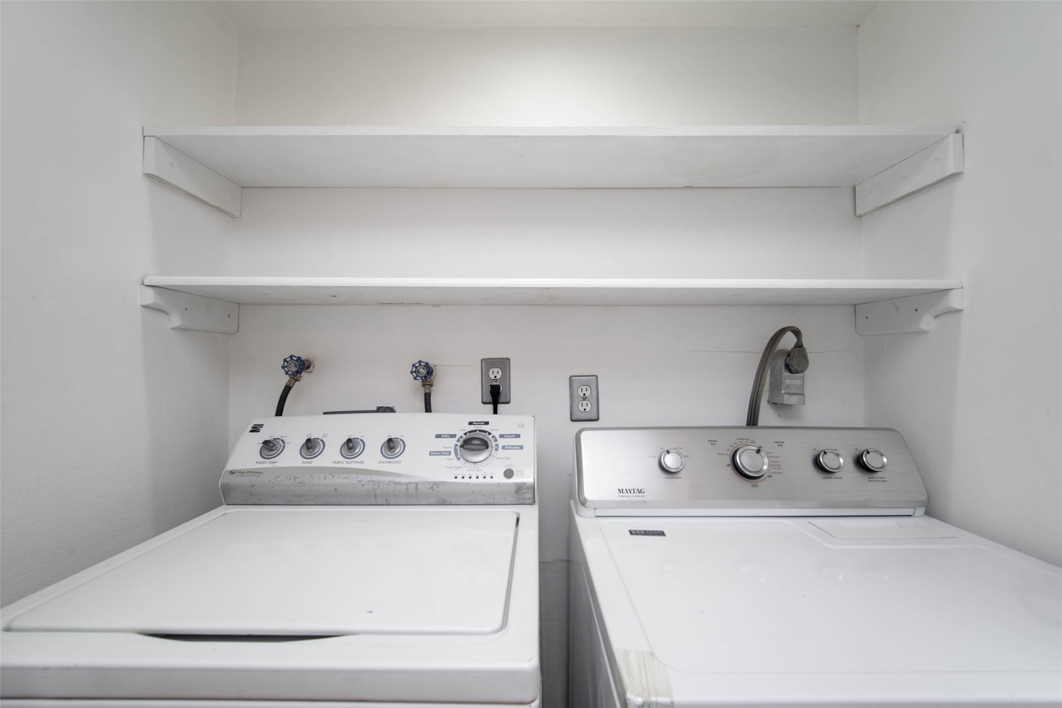 6311 Riverview Way Houston, TX 77057 - Photo 28 of 35 a utility room with washer and dryer