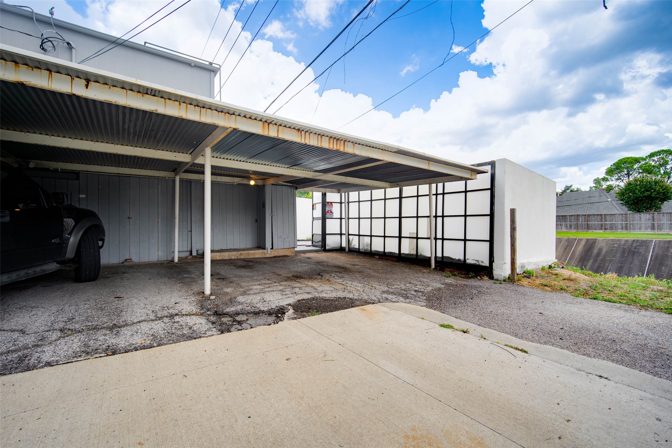 6311 Riverview Way Houston, TX 77057 - Photo 34 of 35 a view of a garage