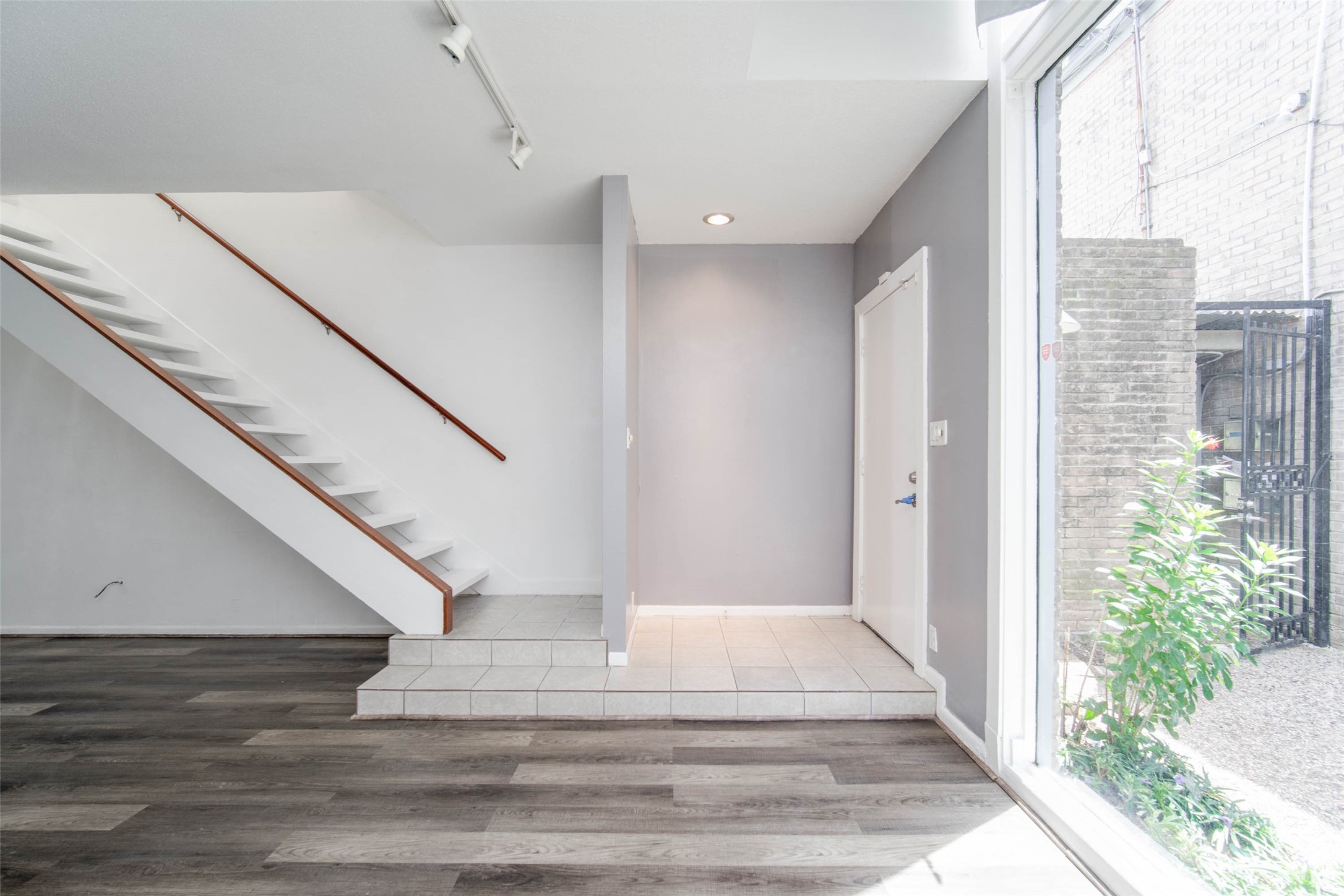 6311 Riverview Way Houston, TX 77057 - Photo 7 of 35 a view of entryway