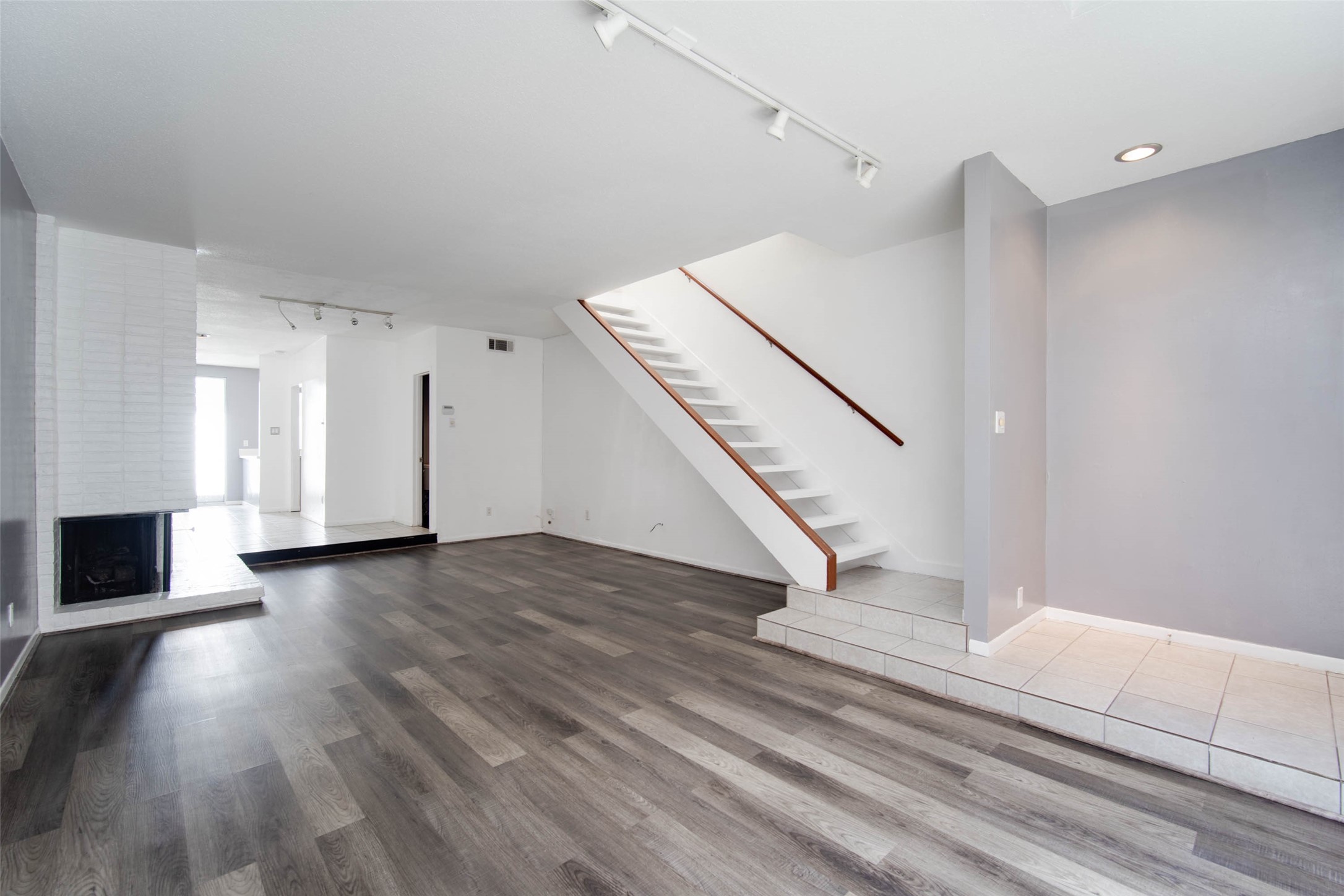 6311 Riverview Way Houston, TX 77057 - Photo 8 of 35 a view of entryway and hall with wooden floor
