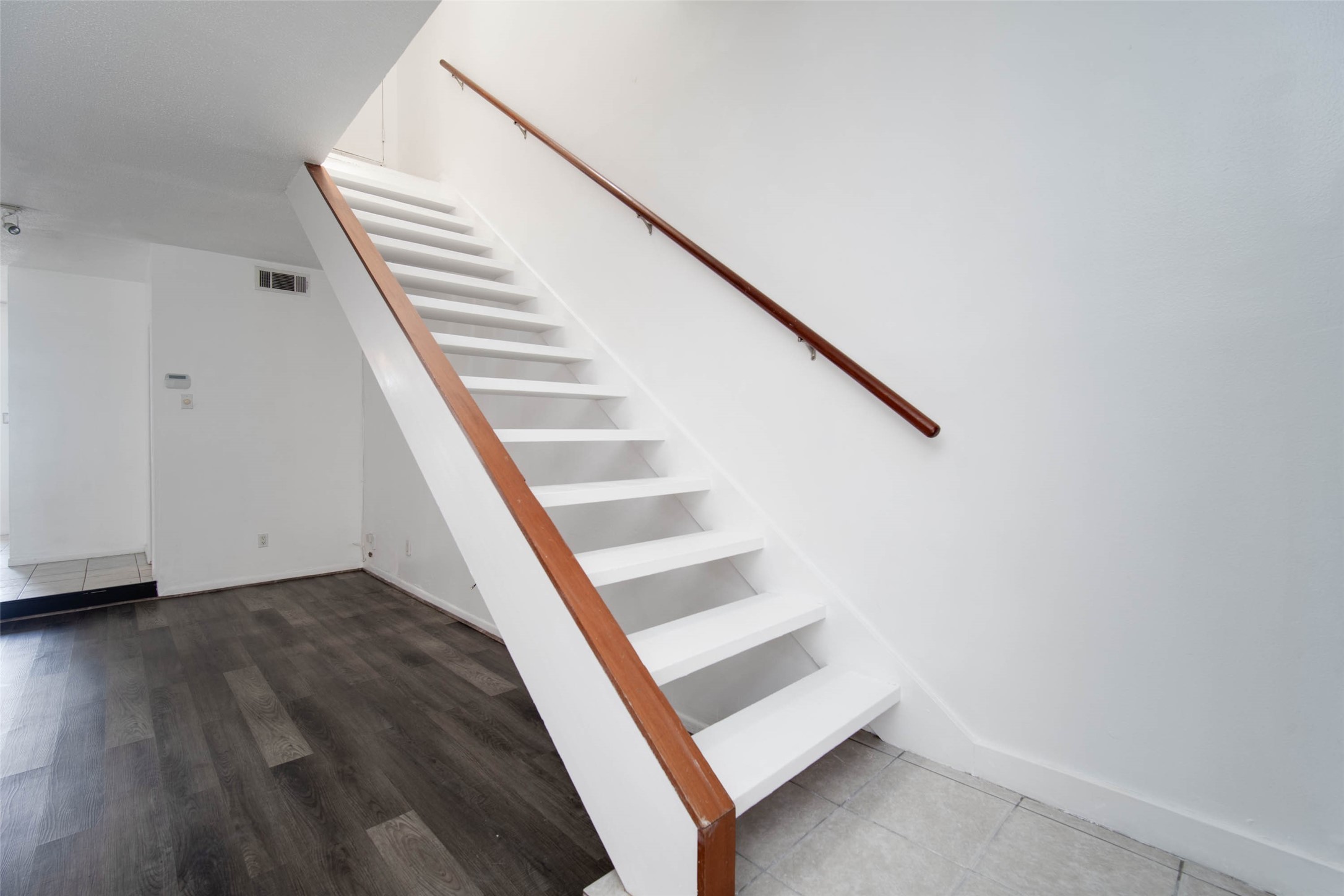 6311 Riverview Way Houston, TX 77057 - Photo 10 of 35 a view of entryway