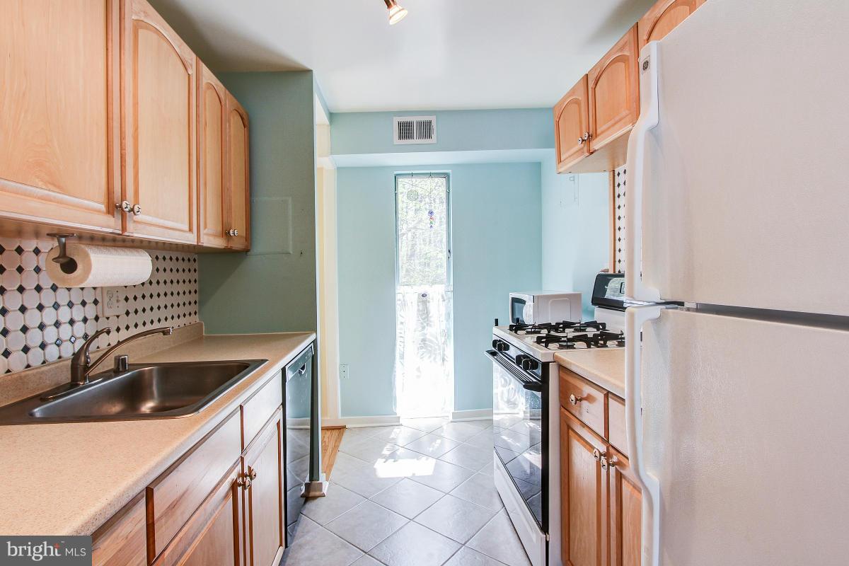 3240 Hewitt Silver Spring, Unit 63B Silver Spring, MD 20906 - Photo 6 of 24 Kitchen