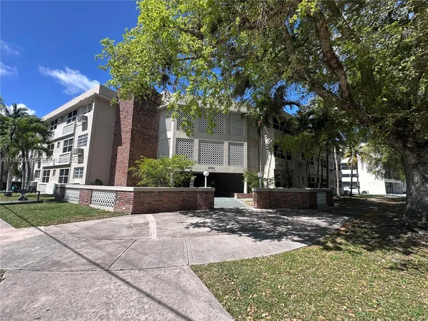 $1,725 | 6580 Santona Street, Unit A17, Coral Gables, FL 33146