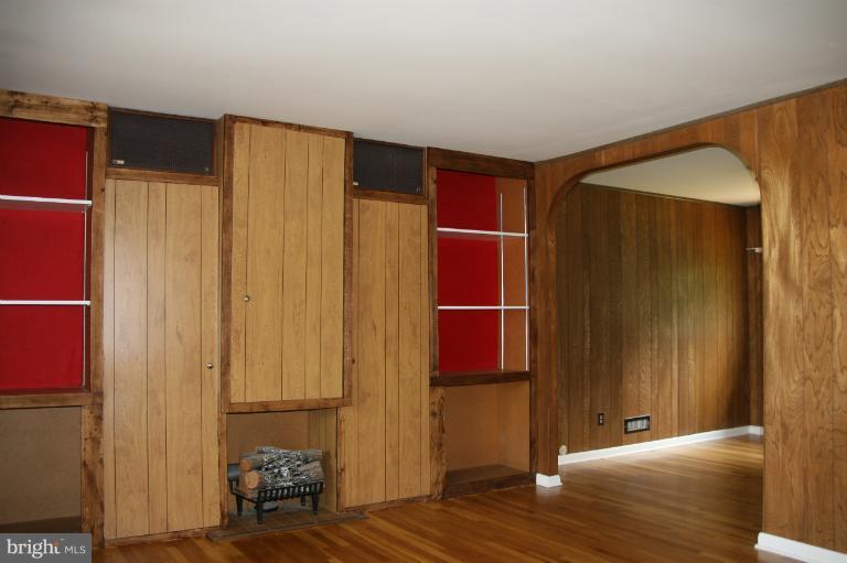 925 Sedgley Road Catonsville, MD 21228 - Photo 3 of 4 Living Room