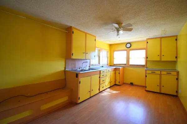 a view of a livingroom with furniture and a ceiling fan