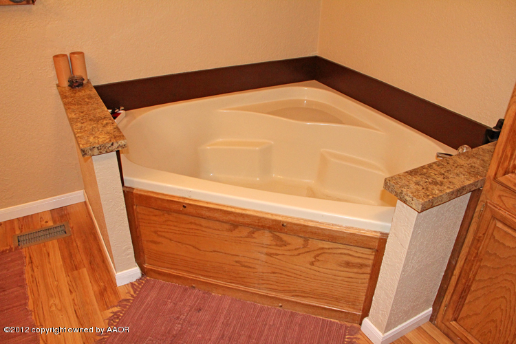 8401 Arlie Road Amarillo, TX 79108 - Photo 17 of 27 Master Bathtub