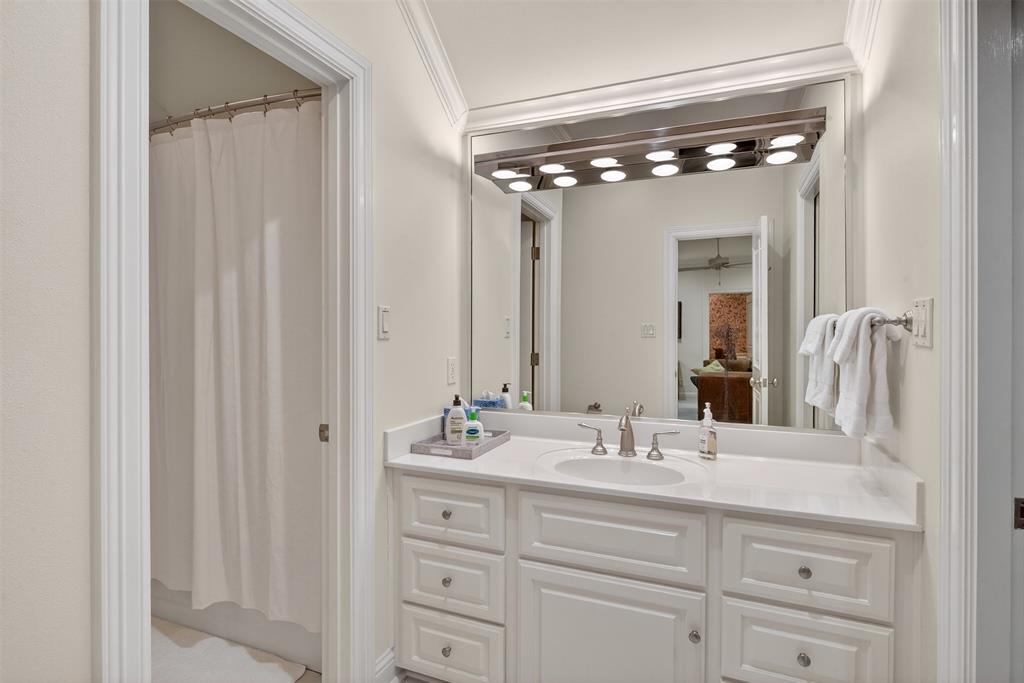 7717 Creswell Road, Unit 48 Shreveport, LA 71106 - Photo 28 of 37 a bathroom with a mirror a double vanity and a mirror