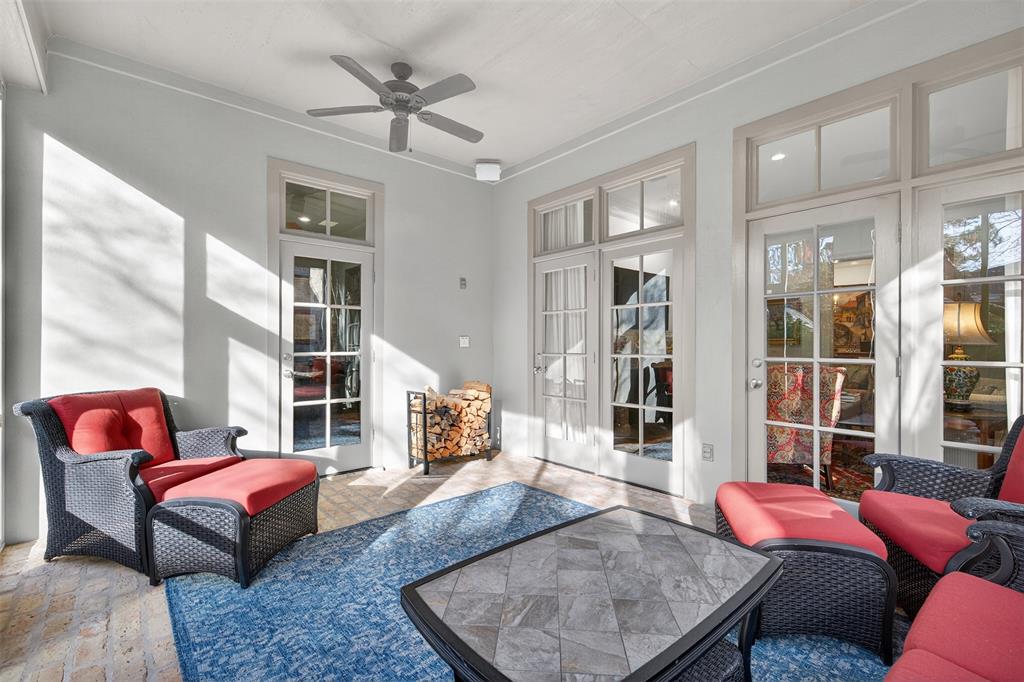 7717 Creswell Road, Unit 48 Shreveport, LA 71106 - Photo 34 of 37 a living room with furniture rug and window