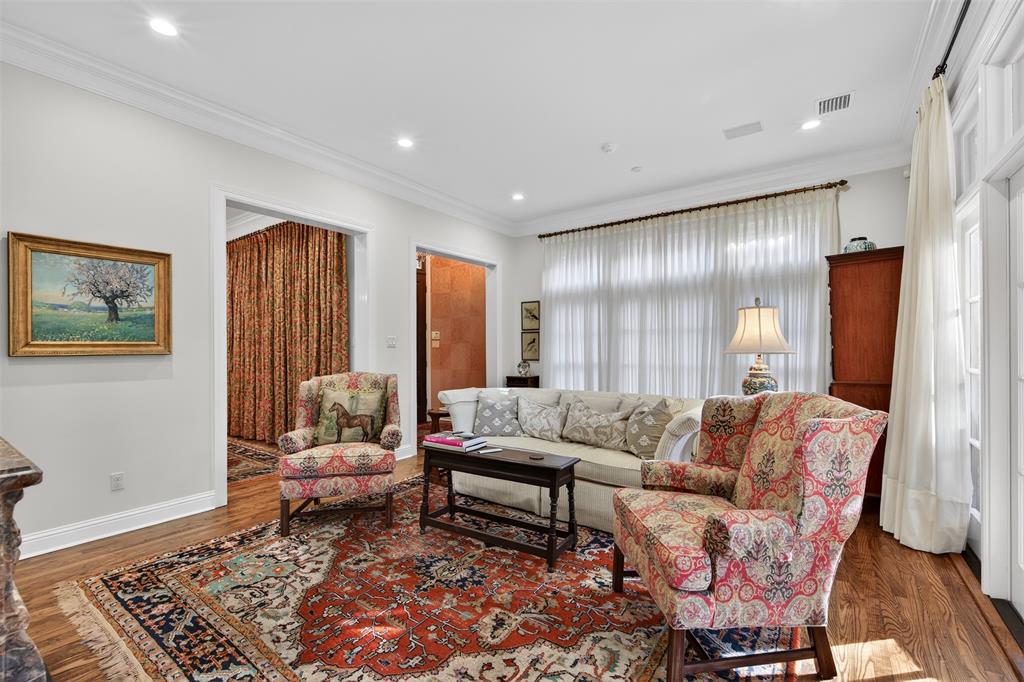 7717 Creswell Road, Unit 48 Shreveport, LA 71106 - Photo 6 of 37 a living room with furniture and a rug