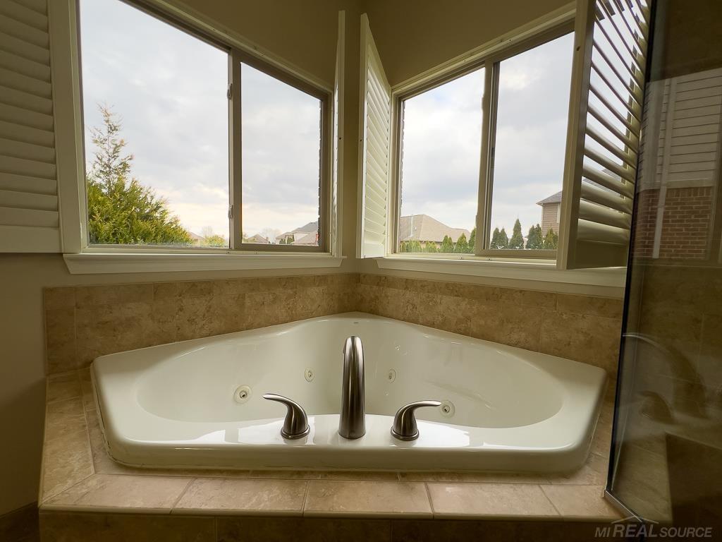 16092 Moore Park Road Macomb, MI 48044 - Photo 21 of 53 50137754-f865d0cb-4daf-4f21-9a9a-f2b8b96db392.JPG