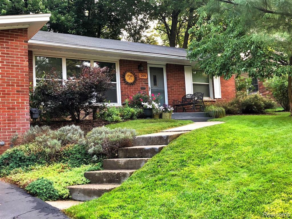 209 Charles Road Rochester, MI 48307 - Photo 2 of 15
