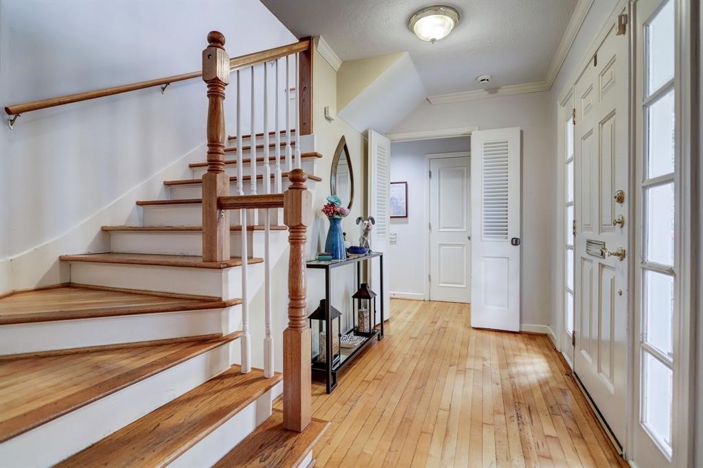 3827 Drake Street Houston, TX 77005 - Photo 2 of 23