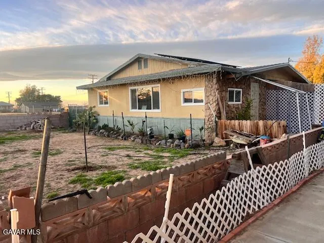 a view of a house with backyard