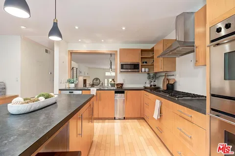 $2,149,000 | 323 San Vicente Boulevard, Unit 11, Santa Monica, CA 90402