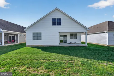 a view of a house with backyard and garden